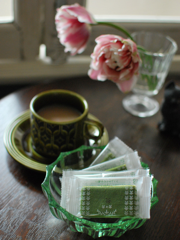 英国アンティークの | 京都のおみやげ。抹茶のお菓子をミルクティーで頂くおやつ時間