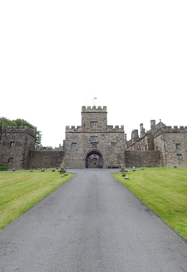 1109年に建てられたマナーハウスHoghton Towerを紹介します